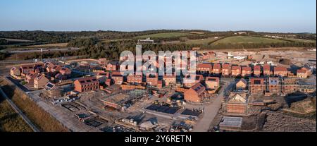 Vista panoramica aerea del paesaggio di una nuova costruzione immobiliare con case in costruzione per colmare il divario nella carenza di case nel Regno Unito e integrare Foto Stock