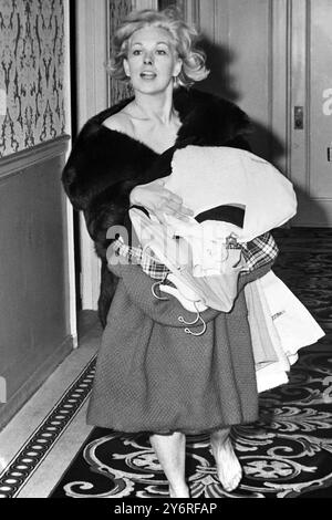 5 APRILE 1962 L'ATTRICE KIM NOVAK FUGGE DA UN INCENDIO NELL'HOTEL PLAZA, NEW YORK, STATI UNITI. Foto Stock