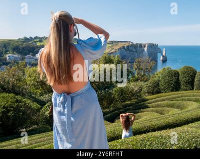 giardini di Etratat, con siepi topiarie. Situato sulla scogliera che si affaccia sulla formazione rocciosa ad arco porte d'Aval in Normandia, Francia settentrionale. Foto Stock