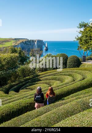 giardini di Etratat, con siepi topiarie. Situato sulla scogliera che si affaccia sulla formazione rocciosa ad arco porte d'Aval in Normandia, Francia settentrionale. Foto Stock