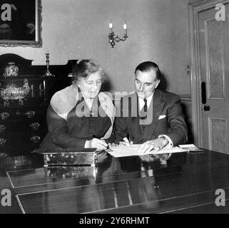 SIGNORA TOPHAM CON PETER DIMMOCK / 23 MARZO 1962 Foto Stock