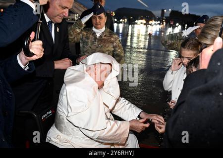 Steenokkerzeel, Belgio. 26 settembre 2024. Papa Francesco nella foto all'arrivo dell'aereo Papale all'aeroporto militare di Melsbroek a Steenokkerzeel giovedì 26 settembre 2024. Il capo della Chiesa cattolica Papa Francesco, nato Jorge Mario Bergoglio, è in visita in Belgio dal 26 al 29 settembre, per celebrare il seicentesimo anniversario delle università KU Leuven e UCLouvain. BELGA FOTO DIRK WAEM credito: Belga News Agency/Alamy Live News Foto Stock