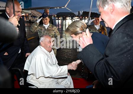 Steenokkerzeel, Belgio. 26 settembre 2024. La regina Matilde del Belgio saluta Papa Francesco all'arrivo dell'aereo papale all'aeroporto militare di Melsbroek a Steenokkerzeel giovedì 26 settembre 2024. Il capo della Chiesa cattolica Papa Francesco, nato Jorge Mario Bergoglio, è in visita in Belgio dal 26 al 29 settembre, per celebrare il seicentesimo anniversario delle università KU Leuven e UCLouvain. BELGA FOTO DIRK WAEM credito: Belga News Agency/Alamy Live News Foto Stock