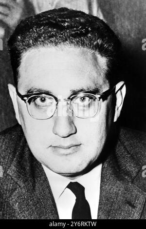 9 MARZO 1962 DR. HENRY KISSINGER, MEMBRO DELLA FACOLTÀ DELL'UNIVERSITÀ DI HARVARD E AUTORE DI "ARMI NUCLEARI E POLITICA ESTERA”. NEW YORK, STATI UNITI. Foto Stock