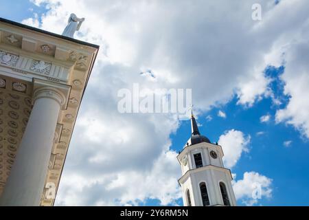 Vista dal basso fino alla cattedrale di Vilnius e al campanile su un cielo azzurro. Vilnius, Lituania Foto Stock