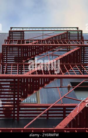 Fuga di fuoco rossa nell'edificio urbano Foto Stock