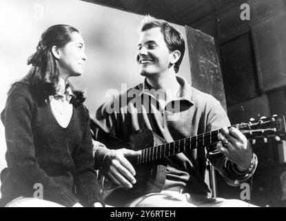 NANCY KWAN E PAT BOONE SCENA CINEMATOGRAFICA / 16 FEBBRAIO 1962 Foto Stock