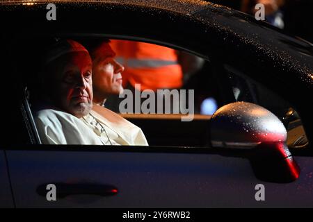 Steenokkerzeel, Belgio. 26 settembre 2024. Papa Francesco nella foto all'arrivo dell'aereo Papale all'aeroporto militare di Melsbroek a Steenokkerzeel giovedì 26 settembre 2024. Il capo della Chiesa cattolica Papa Francesco, nato Jorge Mario Bergoglio, è in visita in Belgio dal 26 al 29 settembre, per celebrare il seicentesimo anniversario delle università KU Leuven e UCLouvain. BELGA FOTO DIRK WAEM credito: Belga News Agency/Alamy Live News Foto Stock