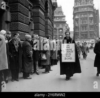 LAW & ORDER BAN THE BOMB OLD BAILEY INFRANGONO I SEGRETI UFFICIALI - SHAW REV BANNER 12 FEBBRAIO 1962 Foto Stock