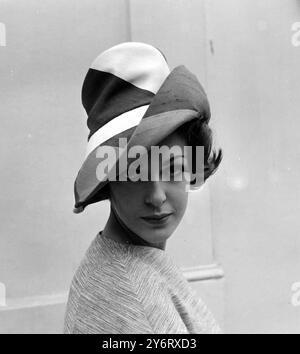 CAPPELLI ALLA MODA DI LACHASSE E DELLA COLLEZIONE RUDOLPH OF LONDON 8 FEBBRAIO 1962 Foto Stock