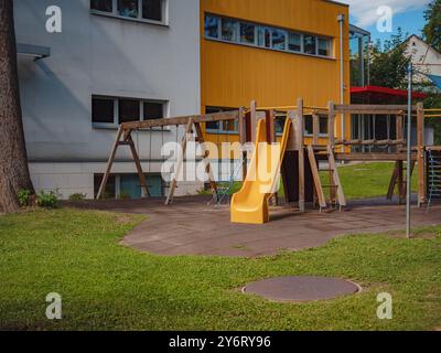 Perchtoldsdorf, Austria - 22 LUGLIO 2023. La storica città vecchia con la Torre fortificata, costruita nel XV e XVI secolo. Comune di Perchtoldsdorf, Moedling di Foto Stock