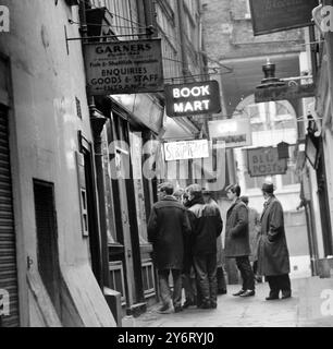 VISTA DEI CLUB DELL'INGRESSO AI CLUB DI STRIP-TEASE DI LONDRA A SOHO IL 6 FEBBRAIO 1962 Foto Stock