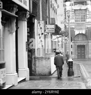 INGRESSO AL SOHO ALL COLORED CLUB DI LONDRA, STRIPTEASE CLUB IN GERRARD STREET .6 FEBBRAIO 1962 Foto Stock