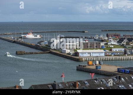 Vista dall'Helgolaender Oberland sull'area industriale con l'Alfred Wegener Institute, la strada interna e il bacino portuale, al largo dell'isola di Foto Stock