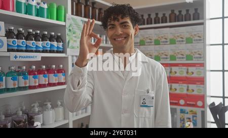 Un bel farmacista ispanico che gestiva bene in una farmacia ben fornita e moderna. Foto Stock