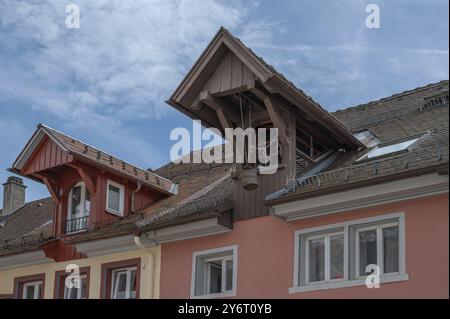 Finestre a bovindo con tetto storico, Villingen-Schwenningen, Baden-Wuerttemberg, Germania, Europa Foto Stock