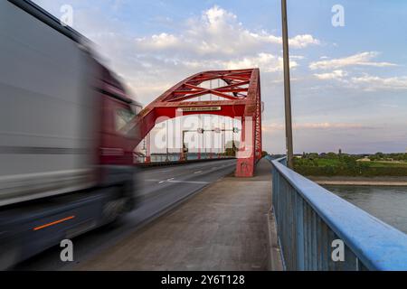 Il ponte della solidarietà, il più lungo ponte ad arco legato della Germania, sul Reno da Duisburg-Hochfeld a DU-Rheinhausen, è in declino Foto Stock