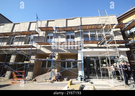 CHERNIHIV, UCRAINA - 24 SETTEMBRE 2024 - la costruzione della scuola secondaria n.. 13 attualmente subisce riparazioni, Chernihiv, Ucraina settentrionale Foto Stock