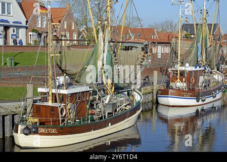 Cacciatore di granchio nel porto di Greetsiel, cielo azzurro, Mare del Nord, bassa Sassonia, Germania, Europa Foto Stock