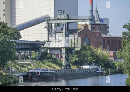 Scarico di un piroscafo a carbone, centrale termica Moabit, Berlin-Spandauer Schifffahrtskanal, Friedrich-Krause-Ufer, Moabit, Berlino, Germania, Europa Foto Stock