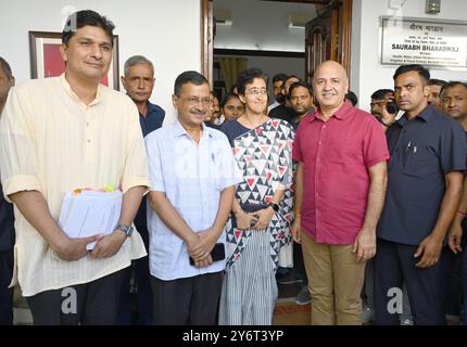 NUOVA DELHI, INDIA - SETTEMBRE 26: Il primo ministro di Delhi Atishi, l'ex primo ministro di Delhi e l'AAP National Convener Arvind Kejriwal, l'ex vice cm Manish Sisodia e il ministro del gabinetto Saurabh Bharadwaj partono dopo aver partecipato al primo giorno della sessione speciale dell'Assemblea di Delhi il 26 settembre 2024 a nuova Delhi, India. Era il primo giorno di Atishi in assemblea dopo aver prestato giuramento come primo ministro di Delhi. Il nuovo governo guidato da Atishi dovrebbe cercare un voto di fiducia in camera venerdì. (Foto di Sonu Mehta/Hindustan Times/Sipa USA) Foto Stock