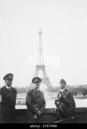 Hitler a Parigi dopo la firma dell'armistizio, 1940 Foto Stock