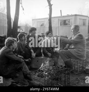 NORMAN DODDS, UN DEPUTATO LABURISTA, SI TRASFERISCE IN UN CAMPO ROM A DARENTH WOOD, KENT, INGHILTERRA, COME PARTE DELLA SUA PROTESTA CONTRO UN AVVISO DI SFRATTO CHE È STATO LORO NOTIFICATO DAL CONSIGLIO PARROCCHIALE LOCALE - 9 GENNAIO 1962 Foto Stock