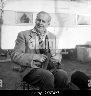 NORMAN DODDS, UN DEPUTATO LABURISTA, SI TRASFERISCE IN UN CAMPO ROM A DARENTH WOOD, KENT, INGHILTERRA, COME PARTE DELLA SUA PROTESTA CONTRO UN AVVISO DI SFRATTO CHE È STATO LORO NOTIFICATO DAL CONSIGLIO PARROCCHIALE LOCALE - 9 GENNAIO 1961 Foto Stock