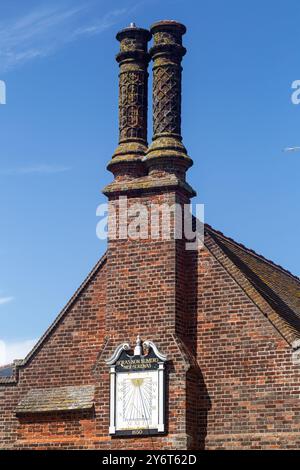 Aldeburgh, Suffolk, Inghilterra, giugno 2024, Una vista degli alti camini della Tudor Moot Hall Foto Stock