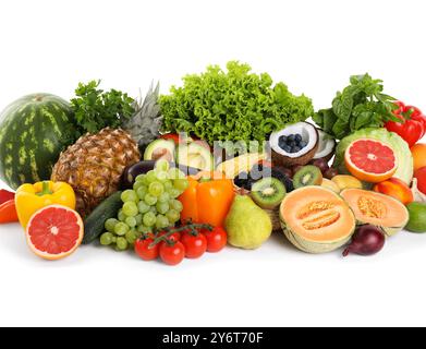 Diverse verdure e frutta fresche isolate su bianco Foto Stock