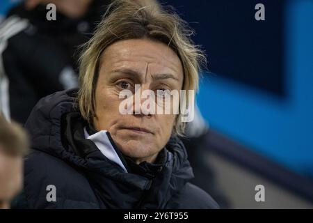 Il manager del Paris FC Sandrine Soubeyrand durante la partita di 2° turno della UEFA Champions League tra il Manchester City e il Paris FC al Joie Stadium di Manchester, giovedì 26 settembre 2024. (Foto: Mike Morese | mi News) crediti: MI News & Sport /Alamy Live News Foto Stock