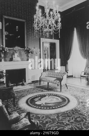 LA CASA BIANCA - INTERNO la 'Green Room' della Casa Bianca, Washington DC, che e' stata rinnovata con pezzi d'antiquariato del periodo coloniale donati da ricchi collezionisti americani. A dominare la sala è un dipinto dell'ex presidente Franklin Pierce , dipinto da Georgee P A Healy nel 1858 . Accanto al caminetto si trovano due divani in mogano e legno satinato in uno stile classico di origine del New England. Adjoinging the settee è un paio di poltrone tipo Martin Washington di circa 1790 di origine Massachusetts Vedi immagine di confronto IPU426680 15 DICEMBRE 1961 Foto Stock