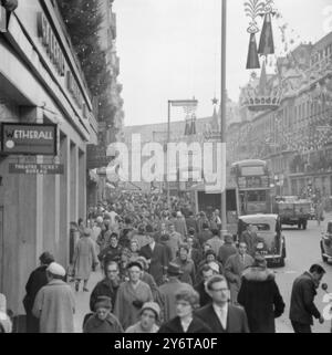 REGENTS STEET CHRISTMAS SHOPPERS A LONDRA, 14 DICEMBRE 1961 Foto Stock