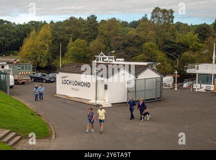 Balloch, Alexandria, West Dumbartonshire, Scozia, 17 settembre, 2024 persone vicino al terminal dei traghetti Foto Stock