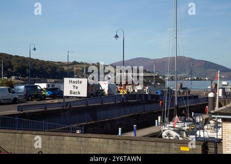 Rothesay, Argyll & Bute, Scozia, settembre 2024, un cartello presso il terminal dei traghetti invita le persone a tornare sull'isola Foto Stock