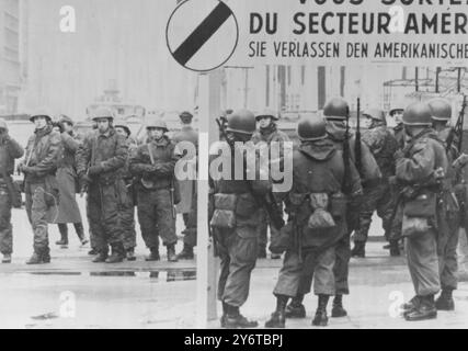 Le truppe americane affrontano oggi le truppe comuniste della Germania Est al valico di frontiera di Friedrichstrasse, dopo che le truppe americane erano state spostate dopo la costruzione del muro di ieri sera da parte delle truppe della Germania Est. Costruendo un nuovo muro di cemento dall'altra parte della strada al Checkpoint Charlie, le truppe di Berlino Est bloccarono parzialmente l'attraversamento alleato in modo che potesse passare solo il traffico su una linea. 4 DICEMBRE 1961 Foto Stock