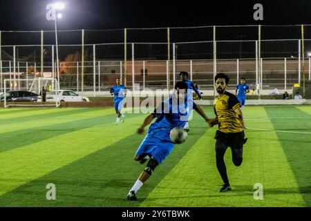 NAJRAN, ARABIA SAUDITA - 26 NOVEMBRE 2021: Giocatori di calcio durante una partita a Najran, Arabia Saudita Foto Stock