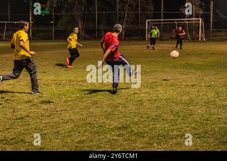 NAJRAN, ARABIA SAUDITA - 27 NOVEMBRE 2021: Giocatori di calcio durante una partita a Najran, Arabia Saudita Foto Stock