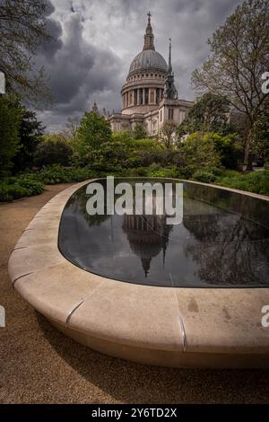 St Pauls Cathedral Londra Inghilterra Regno Unito riflesso nell'acqua nel giardino adiacente Foto Stock