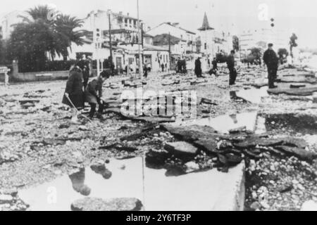 I BAMBINI DELLE TEMPESTE GIOCANO IN MACERIE DI STRADE MALATE A NIZZA, FRANCIA, 13 NOVEMBRE 1961 Foto Stock