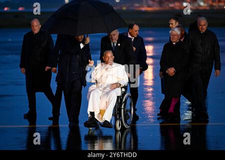 Steenokkerzeel, Belgio. 26 settembre 2024. Papa Francesco nella foto durante l'arrivo dell'aereo papale all'aeroporto militare di Melsbroek a Steenokkerzeel giovedì 26 settembre 2024. Il capo della Chiesa cattolica Papa Francesco, nato Jorge Mario Bergoglio, è in visita in Belgio dal 26 al 29 settembre, per celebrare il seicentesimo anniversario delle università KU Leuven e UCLouvain. BELGA FOTO DIRK WAEM credito: Belga News Agency/Alamy Live News Foto Stock