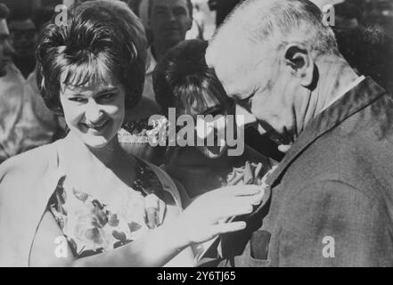 IL PRIMO MINISTRO DEL SUDAFRICA HENDRIK VERWOERD CON AMMIRATORE A PRETORIA / 20 OTTOBRE 1961 Foto Stock