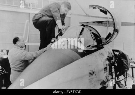 IL MINISTRO DELLA DIFESA DELLA GERMANIA OVEST FRANZ JOSEF STRAUSS ISPEZIONA IL JET TEDESCO F-104-G STARFIGHTER 16 OTTOBRE 1961 Foto Stock