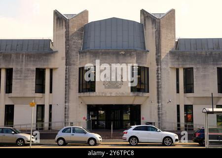 Ingresso principale e stemma dello Swansea Crown Court. Contea e città di Swansea, Galles del Sud, Regno Unito. Presa ottobre 2024. Autunno Foto Stock