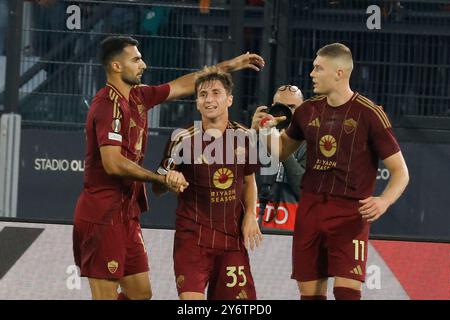 Roma, Italia. 26 settembre 2024. Artem Dovbyk, destro, della Roma, festeggia con i suoi compagni di squadra Zeki Celik, sinistra, e Tommaso Baldanzi dopo aver segnato durante la partita di calcio UEFA Europa League tra la Roma e il Club Atletico allo Stadio Olimpico. Crediti: Riccardo De Luca - aggiornamento immagini/Alamy Live News Foto Stock