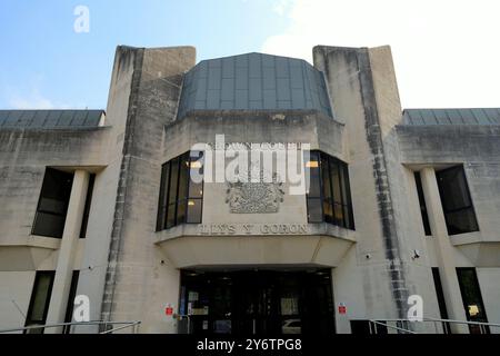 Ingresso principale e stemma dello Swansea Crown Court. Contea e città di Swansea, Galles del Sud, Regno Unito. Presa ottobre 2024. Autunno Foto Stock