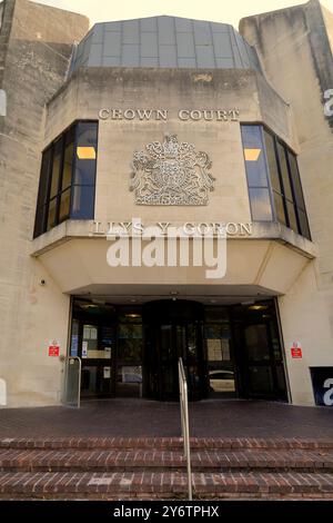 Ingresso principale e stemma dello Swansea Crown Court. Contea e città di Swansea, Galles del Sud, Regno Unito. Presa ottobre 2024. Autunno Foto Stock