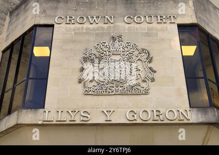 Ingresso principale e stemma dello Swansea Crown Court. Contea e città di Swansea, Galles del Sud, Regno Unito. Presa ottobre 2024. Autunno Foto Stock