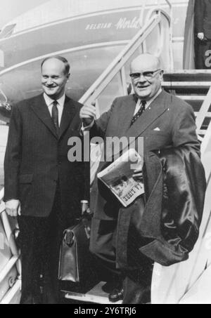 IL MINISTRO DEGLI ESTERI BELGA PAUL HENRI SPAAK CON L'AMBASCIATORE RUSSO AFANASSIEV 18 SETTEMBRE 1961 Foto Stock