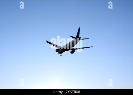 Un aereo di linea commerciale in arrivo per atterrare all'aeroporto internazionale di Vancouver al crepuscolo, Richmond, British Columbia, Canada. Foto Stock